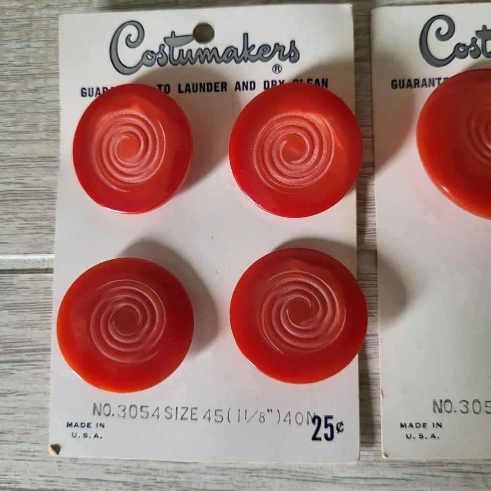 Costumakers Round Red Swirl Vintage Buttons NOS Sewing Arts & Crafts
